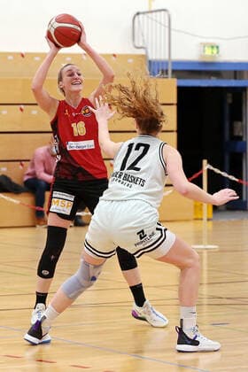 13 02 2021, xovx, Basketball Women, DBBL, 2 Bundesliga Nord, Bender Baskets Gruenberg RheinLand Lions v l Birte Thimm Rheinland Lions , Carlice Poelstra Bender Baskets Gruenberg Gruenberg Sporthalle Theo Koch Schule Hessen Germany EN