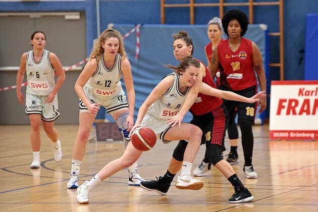 13 02 2021, xovx, Basketball Women, DBBL, 2 Bundesliga Nord, Bender Baskets Gruenberg RheinLand Lions v l Nina Horvath Bender Baskets Gruenberg , Carlice Poelstra Bender Baskets Gruenberg , Elisa Mevius Bender Baskets Gruenberg , Kimberly Pohlmann Rheinland Lions , Lisa Arz Rheinland Lions , Brianna Lee Rollerson Rheinland Lions Gruenberg Sporthalle Theo Koch Schule Hessen Germany EN