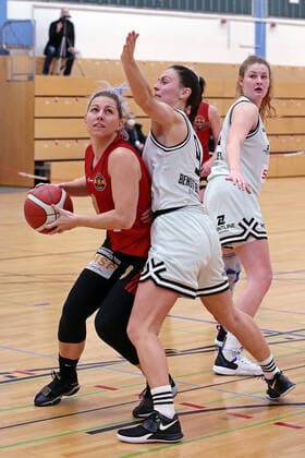 13 02 2021, xovx, Basketball Women, DBBL, 2 Bundesliga Nord, Bender Baskets Gruenberg RheinLand Lions v l Lisa Arz Rheinland Lions , Isabell Meinhart Bender Baskets Gruenberg , Carlice Poelstra Bender Baskets Gruenberg Gruenberg Sporthalle Theo Koch Schule Hessen Germany EN