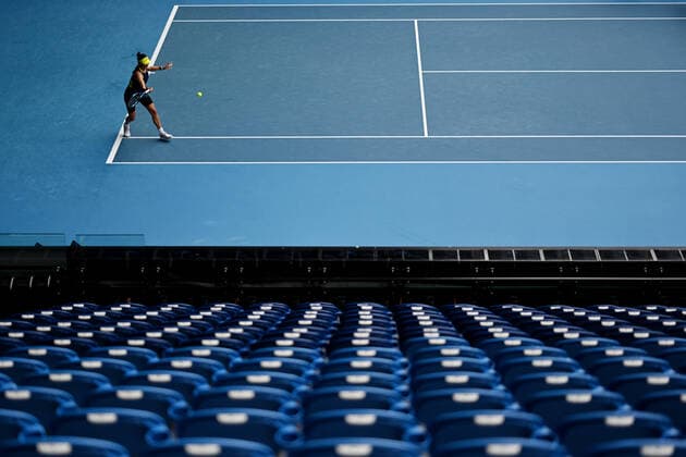 TENNIS AUSTRALIAN OPEN, Garbine Muguruza of Spain is seen in action in front of empty spectator seats during her fourth Round Women s singles match against Naomi Osaka of Japan on Day 7 of the Australian Open at Melbourne Park in Melbourne, Sunday, February 14, 2021. ( NO ARCHIVING, EDITORIAL USE ONLY, NO USE IN BOOKS WITHOUT CONSENT MELBOURNE VIC AUSTRALIA  Copyright: xDeanxLewinsx 0112974958st