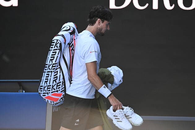 TENNIS AUSTRALIAN OPEN, Dominic Thiem of Austria leaves the court after losing his fourth Round Men s singles match against Grigor Dimitrov of Bulgaria on Day 7 of the Australian Open at Melbourne Park in Melbourne, Sunday, February 14, 2021. ( NO ARCHIVING, EDITORIAL USE ONLY, NO USE IN BOOKS WITHOUT CONSENT MELBOURNE VIC AUSTRALIA  Copyright: xDEANxLEWINSx 20210214001520495428