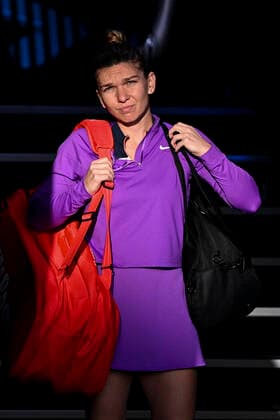 TENNIS AUSTRALIAN OPEN, Simona Halep of Romania arrives on court for her fourth Round Women s singles match against Iga Swiatek of Poland on Day 7 of the Australian Open at Melbourne Park in Melbourne, Sunday, February 14, 2021. ( NO ARCHIVING, EDITORIAL USE ONLY, NO USE IN BOOKS WITHOUT CONSENT MELBOURNE VIC AUSTRALIA  Copyright: xDEANxLEWINSx 20210214001520498972