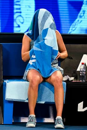 TENNIS AUSTRALIAN OPEN, Iga Swiatek of Poland reacts during her fourth Round Women s singles match against Simona Halep of Romania on Day 7 of the Australian Open at Melbourne Park in Melbourne, Sunday, February 14, 2021. ( NO ARCHIVING, EDITORIAL USE ONLY, NO USE IN BOOKS WITHOUT CONSENT MELBOURNE VIC AUSTRALIA  Copyright: xDEANxLEWINSx 20210214001520506937