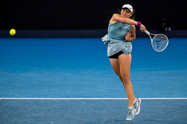 MELBOURNE, VIC - FEBRUARY 14: Iga Swiatek of Poland returns the ball during round 4 of the 2021 Australian Open on February 14 2020, at Melbourne Park in Melbourne, Australia. (Photo by Jason Heidrich Icon Sportswire) TENNIS: FEB 14 Australian Open Icon2102142027