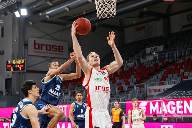 right Christian Sengfelder Brose Bamberg, 43 center Louis Olinde Alba Berlin, 19 Brose Bamberg Alba Berlin easyCredit BBL Basketball Bundesliga Basketball season 2020 21 19 matchday, 14 02 2021 Bamberg, Brose Arena Copyright: DanielxLöb