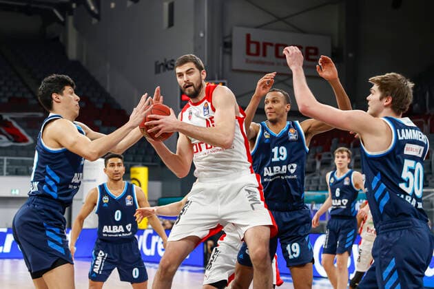 Center Christian Sengfelder Brose Bamberg, 43 left Simone Fontecchio Alba Berlin, 20 2 v right Louis Olinde Alba Berlin, 19 right Ben Lammers Alba Berlin, 50 Brose Bamberg Alba Berlin easyCredit BBL Basketball Bundesliga Basketball Season 2020 21 19 Matchday, 14 02 2021 Bamberg, Brose Arena Copyright: DanielxLöb