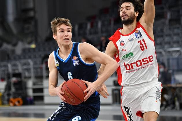 BAMBERG 14 02 2021 Basketball easycredit 1 Basketball Bundesliga 19 Matchday Brose Bamberg vs Alba Berlin Malte Delow 6, Alba Berlin moves to the basket against Michele Vitali 31, Brose Bamberg Photo Hans Martin Issler isslerimages Brose Bamberg vs Alba Berlin