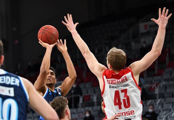 BAMBERG 14 02 2021 basketball easycredit 1 basketball Bundesliga 19 matchday Brose Bamberg vs Alba Berlin Maodo Lo 0, Alba Berlin throws against Christian Sengfelder 43, Brose Bamberg photo Hans Martin Issler isslerimages Brose Bamberg vs Alba Berlin