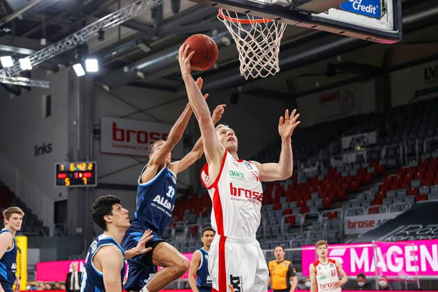 right Christian Sengfelder Brose Bamberg, 43 center Louis Olinde Alba Berlin, 19 Brose Bamberg Alba Berlin easyCredit BBL Basketball Bundesliga Basketball season 2020 21 19 matchday, 14 02 2021 Bamberg, Brose Arena Copyright: DanielxLöb