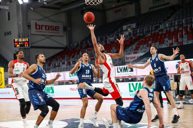 MIt Kenneth Ogbe Brose Bamberg, 25 vl Johannes Thiemann Alba Berlin, 32 Louis Olinde Alba Berlin, 19 Luke Sigma Alba Berlin, 43 Marcus Eriksson Alba Berlin, 08 Brose Bamberg Alba Berlin easyCredit BBL Basketball Bundesliga Basketball Season 2020 21 19 Matchday, 14 02 2021 Bamberg, Brose Arena Copyright: DanielxLöb