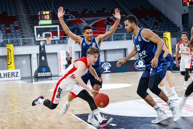 front left Bennet Hundt Brose Bamberg, 33 back Maodo Lo Alba Berlin, 00 right Johannes Thiemann Alba Berlin, 32 Brose Bamberg Alba Berlin easyCredit BBL Basketball Bundesliga Basketball Season 2020 21 19 Matchday, 14 02 2021 Bamberg, Brose Arena Copyright: DanielxLöb