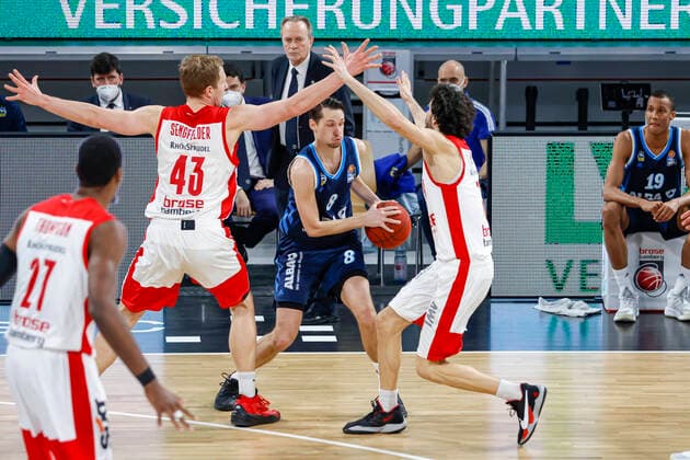 Center Marcus Eriksson Alba Berlin, 08 left Christian Sengfelder Brose Bamberg, 43 right Michele Vitali Brose Bamberg, 31 Brose Bamberg Alba Berlin easyCredit BBL Basketball Bundesliga Basketball Season 2020 21 19 Matchday, 14 02 2021 Bamberg, Brose Arena Copyright: DanielxLöb