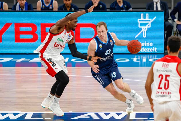 right Luke Sigma Alba Berlin, 43 left Shevon Thompson Brose Bamberg, 27 Brose Bamberg Alba Berlin easyCredit BBL Basketball Bundesliga Basketball season 2020 21 19 matchday, 14 02 2021 Bamberg, Brose Arena Copyright: DanielxLöb