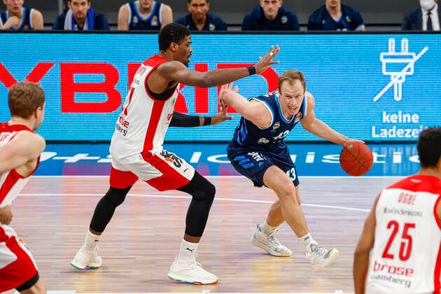 right Luke Sigma Alba Berlin, 43 left Shevon Thompson Brose Bamberg, 27 Brose Bamberg Alba Berlin easyCredit BBL Basketball Bundesliga Basketball season 2020 21 19 matchday, 14 02 2021 Bamberg, Brose Arena Copyright: DanielxLöb