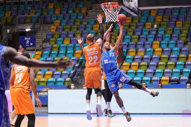 Fraport Skyliners ratiopharm Ulm, easyCredit BBL Acrobatic basket by Rasheed Moore Fraport Skyliners, 20 against Thomas Klepeisz Ulm, 22 Basketball match of the easyCredit BBL between Fraport Skyliners and ratiopharm Ulm on 14 February 2021 at Fraport Arena in Frankfurt am Main , Frankfurt am Main Hesse Germany Fraport Arena