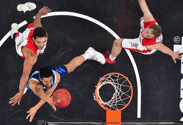 BAMBERG 14 02 2021 Basketball easycredit 1 Basketball Bundesliga 19 matchday Brose Bamberg vs Alba Berlin Maodo Lo 0, Alba Berlin throws against Kenneth Ogbe left, Brose Bamberg and Christian Sengfelder right, Brose Bamberg photo Hans Martin Issler isslerimages Brose Bamberg vs Alba Berlin