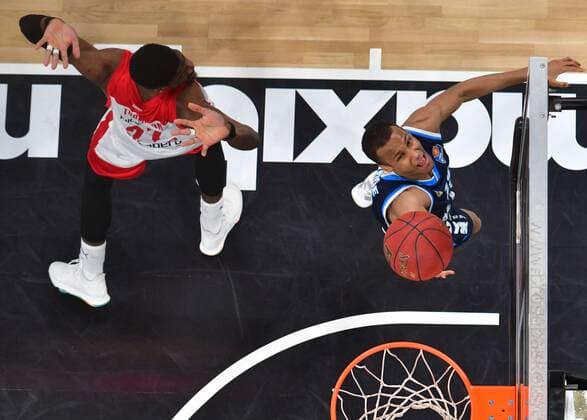 BAMBERG 14 02 2021 Basketball easycredit 1 Basketball Bundesliga 19 Matchday Brose Bamberg vs Alba Berlin Louis Olinde 19, Alba Berlin with a basket shot against Shevon Thompson 27, Brose Bamberg 2 Photo Hans Martin Issler isslerimages Brose Bamberg vs Alba Berlin