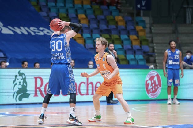 Basketball Bundesliga,Fraport Skyliners ratiopharm Ulm,2021 02 14,GER, im BildGudmundsson Jon Axel, Fraport Skyliners, 30 ,Guenther Per, ratiopharm Ulm, 6 , ,Eibner Pressefoto Uli Scherbaum Fraport Skyliners ratiopharm Ulm Frankfurt Copyright: xEibner-Pressefoto UlrichxScherbaumx EP_usm
