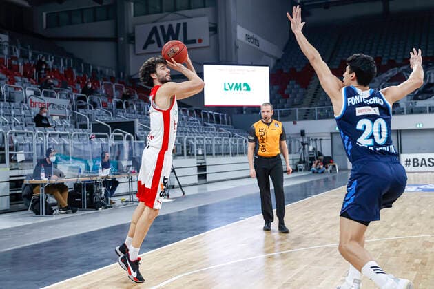 Left Michele Vitali Brose Bamberg, 31 Right Simone Fontecchio Alba Berlin, 20 Brose Bamberg Alba Berlin easyCredit BBL Basketball Bundesliga Basketball Season 2020 21 19 Matchday, 14 02 2021 Bamberg, Brose Arena Copyright: DanielxLöb
