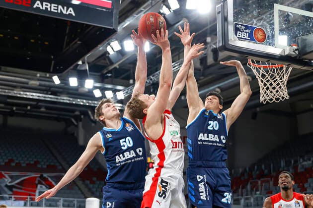 linsk Ben Lammers Alba Berlin, 50 blockz center Christian Sengfelder Brose Bamberg, 43 right Simone Fontecchio Alba Berlin, 20 Brose Bamberg Alba Berlin easyCredit BBL Basketball Bundesliga Basketball Season 2020 21 19 Matchday, 14 02 2021 Bamberg, Brose Arena Copyright: DanielxLöb