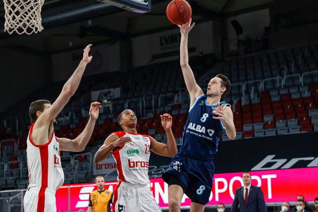 right Marcus Eriksson Alba Berlin, 08 center Devon Hall Brose Bamberg, 22 öinks David Kravish Brose Bamberg, 45 Brose Bamberg Alba Berlin easyCredit BBL Basketball Bundesliga Basketball season 2020 21 19 matchday, 14 02 2021 Bamberg, Brose Arena Copyright: DanielxLöb