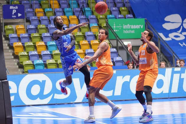 Fraport Skyliners ratiopharm Ulm, easyCredit BBL Matt Mobley Fraport Skyliners, 1 passes to a teammate on the sideline past Isaiah Wilkins Ulm, 11 and Troy Caupain Ulm, 23 Basketball match of the easyCredit BBL between Fraport Skyliners and ratiopharm Ulm on 14 February 2021 at Fraport Arena in Frankfurt am Main , Frankfurt am Main Hesse Germany Fraport Arena