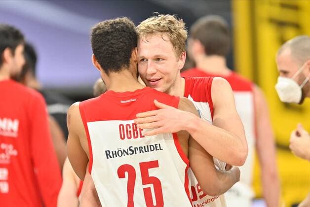 BAMBERG 14 02 2021 Basketball easycredit 1 Basketball Bundesliga 19 matchday Brose Bamberg vs Alba Berlin Christian Sengfelder 43, Brose Bamberg and Kenneth Ogbe 25, Brose Bamberg hug each other after the 76 67 win against Alba Berlin Photo Hans Martin Issler isslerimages Brose Bamberg vs Alba Berlin