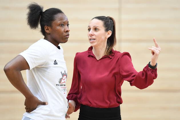 Halle, Germany 14 February 2021 1 BBL Women 2020 2021 Gisa Lions SV Halle vs TSV Wasserburg v li Kelly La Nette Moten Wasserburg and coach Sidney Marie Parsons Wasserburg Erdgas Sportarena Sachsen Anhalt Copyright: xFotostandx xxBallaschx