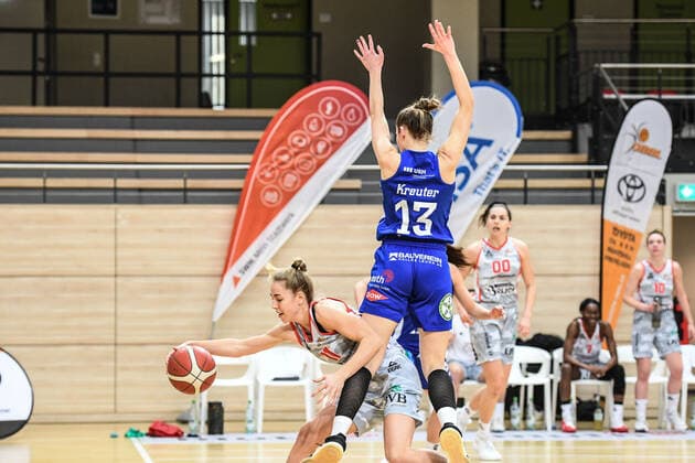 Halle, Germany 14 February 2021 1 BBL Women 2020 2021 Gisa Lions SV Halle vs TSV Wasserburg v li in duel Sophie Marie Perner Wasserburg and Charlotte Kreuter Halle Erdgas Sportarena Sachsen Anhalt Copyright: xFotostandx xxBallaschx
