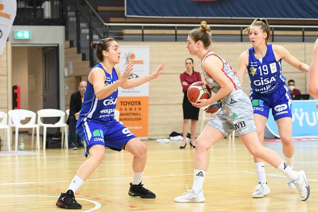 Halle, Germany 14 February 2021 1 BBL Women 2020 2021 Gisa Lions SV Halle vs TSV Wasserburg v li in duel Styliani Fouraki Halle and Elisa Hebecker Wasserburg Erdgas Sportarena Sachsen Anhalt Copyright: xFotostandx xxBallaschx
