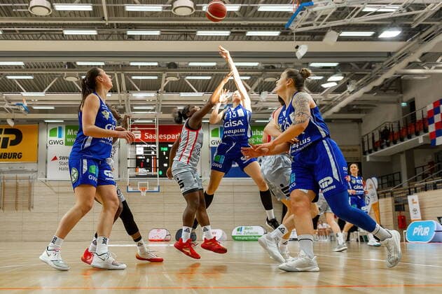Styliani Stella Fouraki 15, GISA Lions SV Halle wins under the basket GISA Lions SV Halle vs TSV 1880 Wasserburg Basketball 1 Bundesliga ERDGAS Sportarena Halle Saale 14 02 2021 Photo Holger John Sachsen Anhalt Germany ERDGAS Sportarena Halle Saale