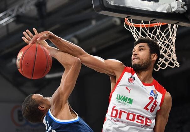 BAMBERG 14 02 2021 Basketball easycredit 1 Basketball Bundesliga 19 Matchday Brose Bamberg vs Alba Berlin Kenneth Ogbe 25, Brose Bamberg blocks throw from Louis Olinde 19, Alba Berlin Photo Hans Martin Issler isslerimages Brose Bamberg vs Alba Berlin