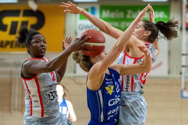 Darien Huff 02, GISA Lions SV Halle vs Kelly Moten Wasserburg and Margaret Emily Mulligan Wasserburg GISA Lions SV Halle vs TSV 1880 Wasserburg Basketball 1 Bundesliga ERDGAS Sportarena Halle Saale 14 02 2021 Photo Holger John Sachsen Anhalt Germany ERDGAS Sportarena Halle Saale