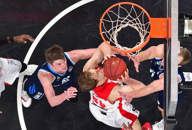 BAMBERG 14 02 2021 Basketball easycredit 1 Basketball Bundesliga 19 matchday Brose Bamberg vs Alba Berlin Christian Sengfelder 43, Brose Bamberg throws against Ben Lammers left, Alba Berlin and Luke Sikma right, Alba Berlin photo Hans Martin Issler isslerimages Brose Bamberg vs Alba Berlin