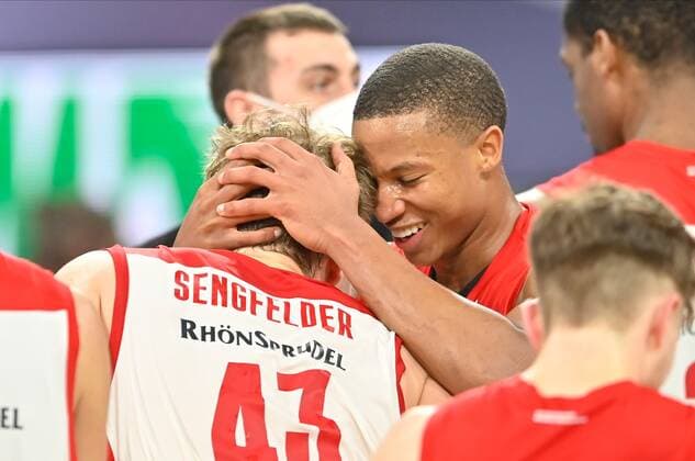 BAMBERG 14 02 2021 Basketball easycredit 1 Basketball Bundesliga 19 matchday Brose Bamberg vs Alba Berlin Christian Sengfelder 43, Brose Bamberg is congratulated by Devon Hall 22, Brose Bamberg for his strong performance after the 76 67 win against Alba Berlin Photo Hans Martin Issler isslerimages Brose Bamberg vs Alba Berlin