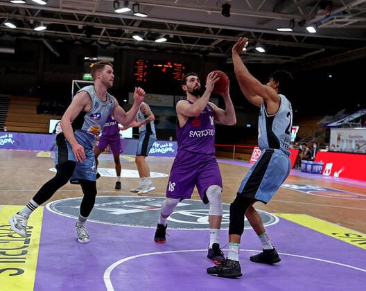 GSD zje123 season 2020 21 Easy credit Basketball Bundesliga BG Göttingen Hakro Merlins Crailsheim Göttingens Harper Kamp on the ball against Crailsheims Dejan Kovacevic.
