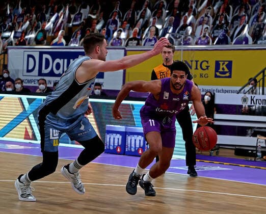 GSD zje123 season 2020 21 Easy credit Basketball Bundesliga BG Göttingen Hakro Merlins Crailsheim Göttingens Marvin Omuvwie on the ball against Crailsheims Fabian Bleck.