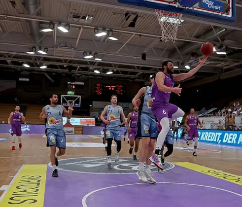 GSD zje123 season 2020 21 Easy credit Basketball Bundesliga BG Göttingen Hakro Merlins Crailsheim Göttingens Luke Nelson on the ball against Crailsheims Bogdan Radsavljevic.