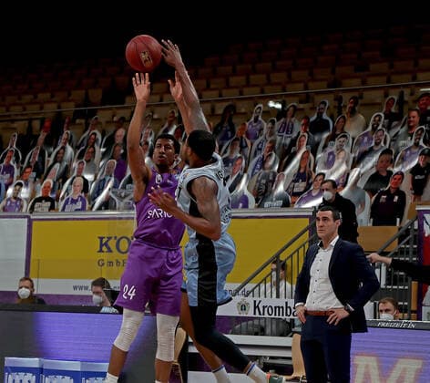 GSD zje123 season 2020 21 Easy credit Basketball Bundesliga BG Göttingen Hakro Merlins Crailsheim Göttingens Aubrey Dawkins on the ball against Crailsheims Haywood Highsmith.