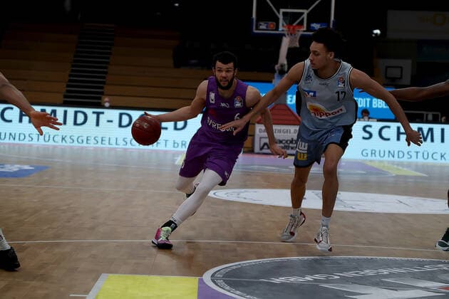 GSD zje123 season 2020 21 Easy credit Basketball Bundesliga BG Göttingen Hakro Merlins Crailsheim Göttingens Luke Nelson on the ball against Crailsheims Jamuni McNeace.