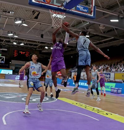 GSD zje123 season 2020 21 Easy credit Basketball Bundesliga BG Göttingen Hakro Merlins Crailsheim Göttingens Tai Odiase on the ball against Crailsheims Jamuni McNeace left and Haywood Highsmith.