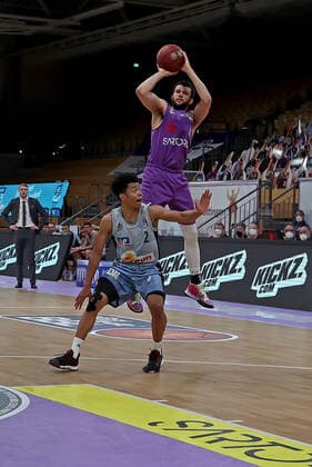 GSD zje123 season 2020 21 Easy credit Basketball Bundesliga BG Göttingen Hakro Merlins Crailsheim Göttingens Luke Nelson on the ball against Crailsheims Trae Bell Haynes.