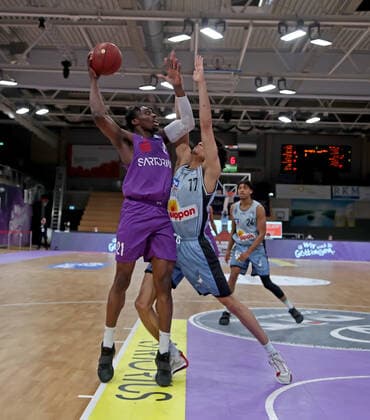 GSD zje123 season 2020 21 Easy credit Basketball Bundesliga BG Göttingen Hakro Merlins Crailsheim Göttingens Tai Odiase on the ball against Crailsheims Jamuni McNeace.
