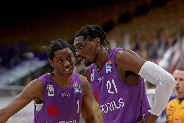 GSD zje123 season 2020 21 Easy credit Basketball Bundesliga BG Göttingen Hakro Merlins Crailsheim Göttingens Tai Odiase right with Deishuan Booker.