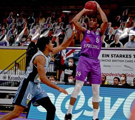 GSD zje123 Season 2020 21 Easy credit Basketball Bundesliga BG Göttingen Hakro Merlins Crailsheim Göttingens Aubrey Dawkins on the ball against Crailsheims Jeremy Jones.