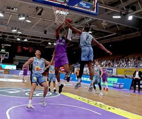 GSD zje123 season 2020 21 Easy credit Basketball Bundesliga BG Göttingen Hakro Merlins Crailsheim Göttingens Tai Odiase on the ball against Crailsheims Jamuni McNeace left and Haywood Highsmith.
