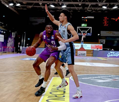 GSD zje123 season 2020 21 Easy credit Basketball Bundesliga BG Göttingen Hakro Merlins Crailsheim Göttingens Tai Odiase on the ball against Crailsheims Jamuni McNeace.