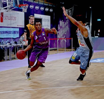 GSD zje123 season 2020 21 Easy credit Basketball Bundesliga BG Göttingen Hakro Merlins Crailsheim Göttingens Deishuan Booker on the ball against Crailsheims Trae Bell Haynes.