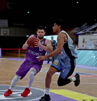 GSD zje123 season 2020 21 Easy credit Basketball Bundesliga BG Göttingen Hakro Merlins Crailsheim Göttingens Rihards Lomazs on the ball against Crailsheims Jamuni McNeace.