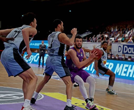 GSD zje123 Season 2020 21 Easy credit Basketball Bundesliga BG Göttingen Hakro Merlins Crailsheim Göttingens Luke Nelson on the ball against Crailsheims Elias Lasisi.